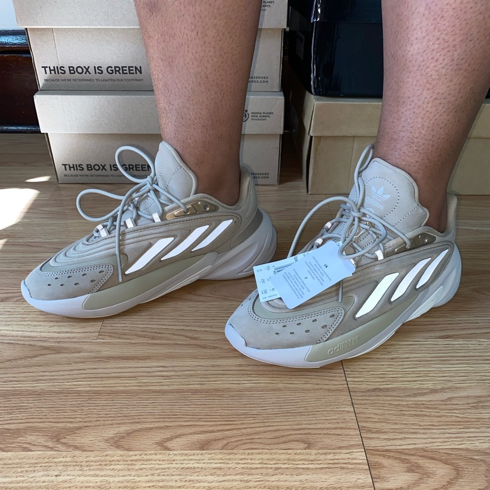 WOMENS Adidas Ozelia (SIZE 8)